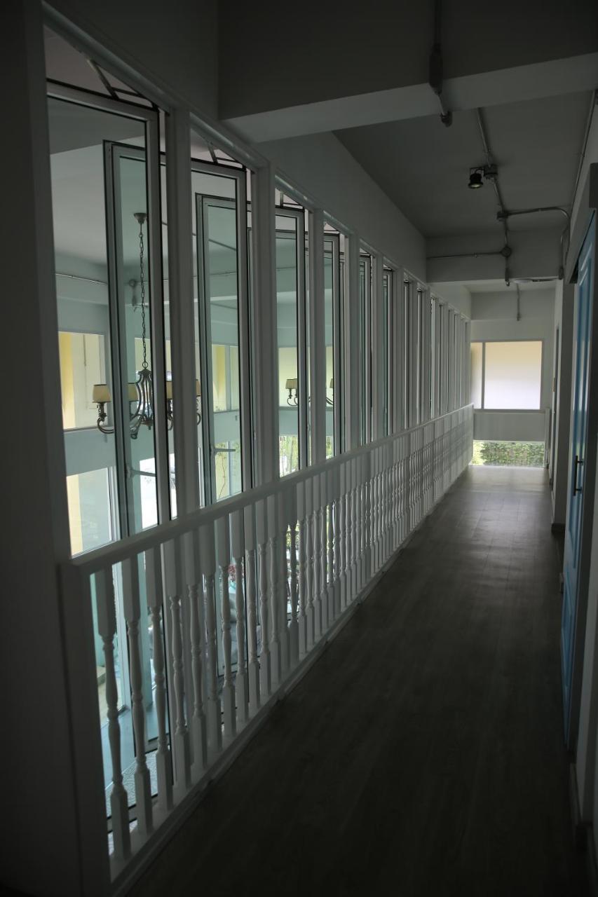 Latima Boutique Hostel Kanchanaburi Esterno foto